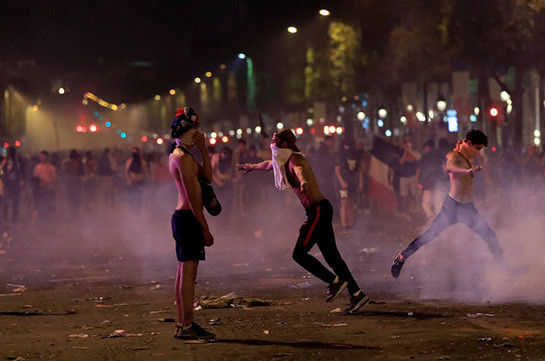 Во Франции при праздновании победы на ЧМ по футболу погибли два человека