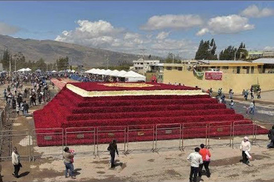 Эквадорцы сделали пирамиду из 500 000 роз ради рекорда Гиннесса (Видео)
