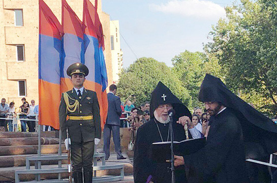 Կաթողիկոսը մասնակցել է Երևանում Արամ Մանուկյանի արձանի բացմանը