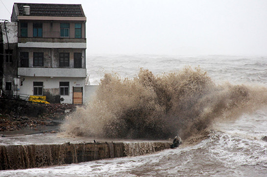 На побережье Китая обрушился девятый в этом году тайфун