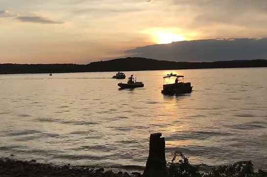 На озере в Миссури перевернулась лодка с пассажирами