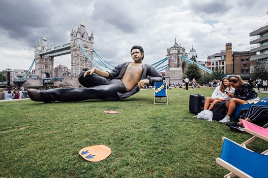 Огромная статуя Джеффа Голдблюма появилась в Лондоне