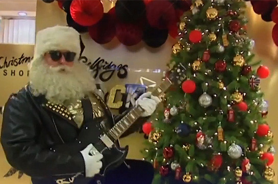 Жаркое Рождество с рок-н-ролльным Сантой (Видео)