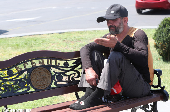 Пригвоздивший себя к скамейке на площади Республики в Ереване гражданин госпитализирован