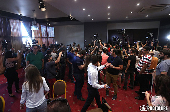 Активисты сорвали пресс-конференцию второго президента Армении Роберта Кочаряна