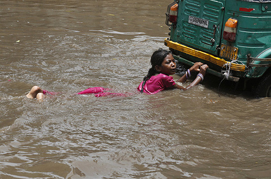 В Индии число жертв наводнений превысило 60 человек