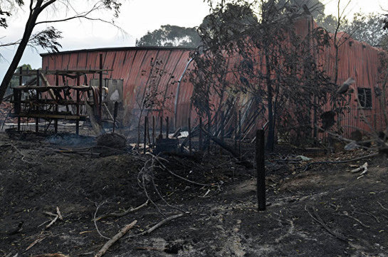 В Австралии во время тушения лесных пожаров разбился вертолет, пилот погиб