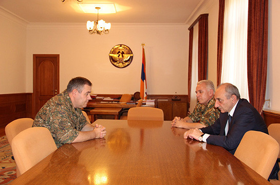 Бако Саакян и начальник Генштаба ВС Армении обсудили вопросы армейского строительства