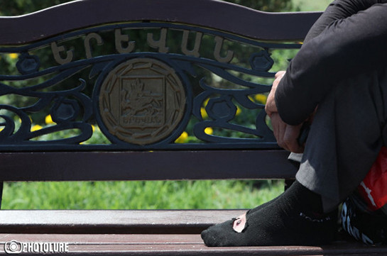 Мужчина пригвоздил себя к скамейке на площади Республики в Ереване