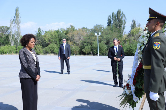 Michaëlle Jean visits Tsitsernakaberd memorial