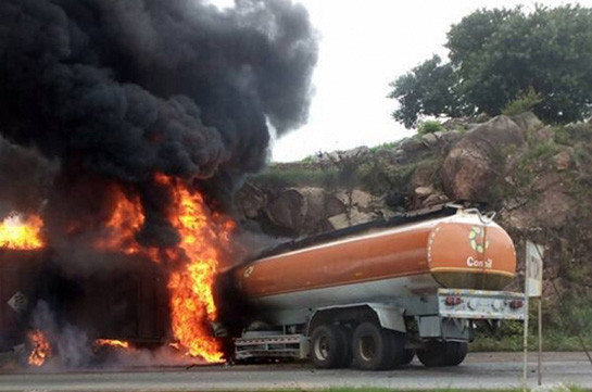 В Нигерии взорвался бензовоз, десятки погибли
