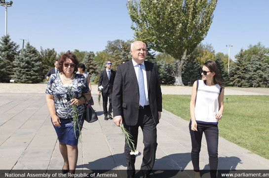 Делегация во главе с председателем ПА ОБСЕ посетила мемориальный комплекс  «Цицернакаберд»