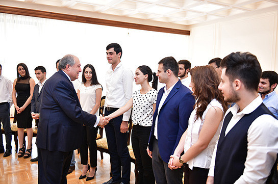ԵՊՀ մի խումբ ուսանողներ հյուրընկալվել են Հանրապետության նախագահի նստավայրում
