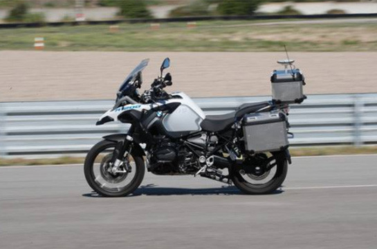 Беспилотный мотоцикл BMW едет по треку