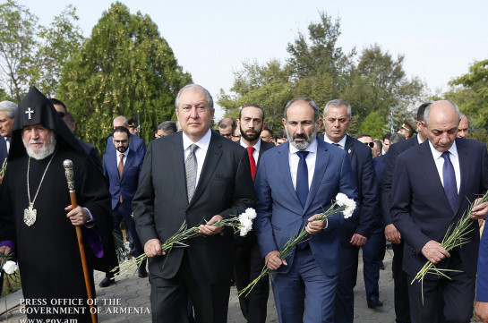 Премьер-министр посетил пантеон «Ераблур» по случаю Дня независимости