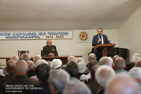 Armenia’s PM visits veterans, pays tribute to them