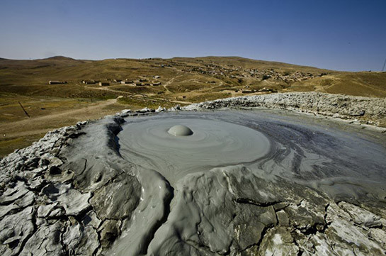 В Азербайджане произошло извержение одного из крупнейших грязевых вулканов