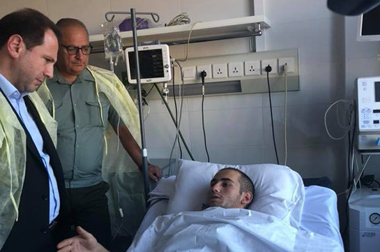 Глава Минобороны Армении навестил раненого военнослужащего