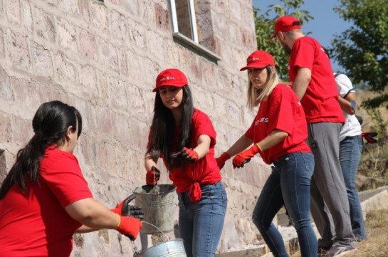 Volunteers of VivaCell-MTS and Fuller Center for Housing Armenia build Avdalyan family’s house