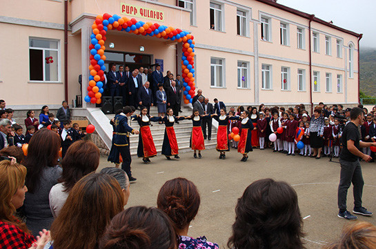 Բակո Սահակյանը Ազոխ գյուղում մասնակցել է դպրոցի նորակառույց շենքի բացման հանդիսավոր արարողությանը