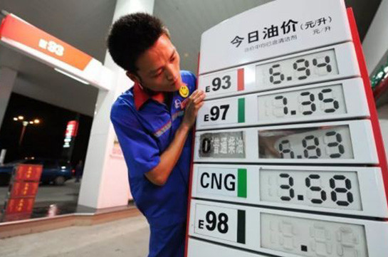 В Китае подняли цены на бензин