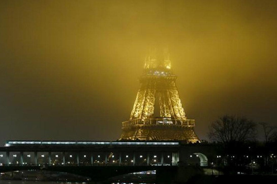 Эйфелева башня в Париже окрасилась в золотой цвет в память об Азнавуре. ФОТО