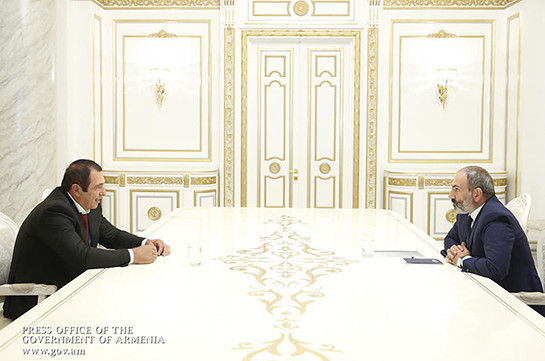 Царукян и Пашинян подписали меморандум о проведении в декабре внеочередных парламентских выборов