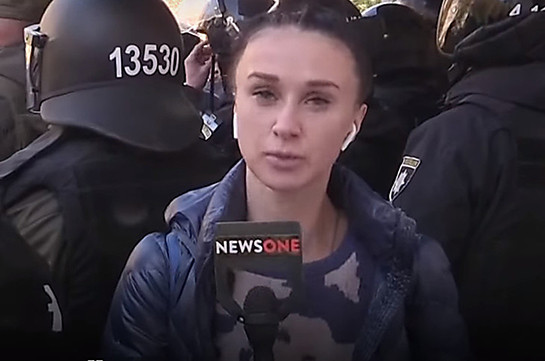 Во время акции "С-14" под стенами МВД корреспондента NEWSONE облили клеем