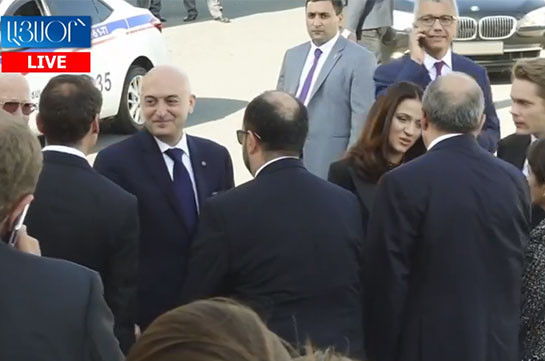 LIVE. Президенты Армении и Франции посетили Центр Азнавура