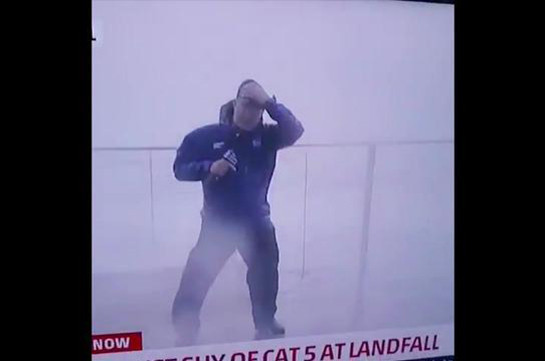 Метеоролог вышел в прямой эфир во время урагана и едва спасся от смерти