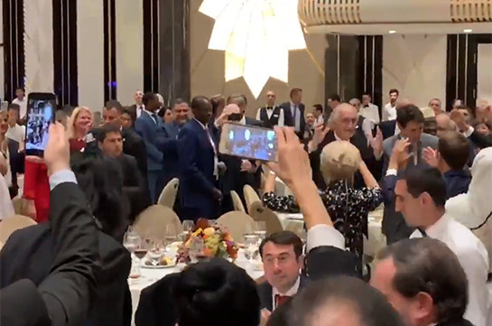 Pashinyan, Macron and their spouses dance to Armenian music (video)