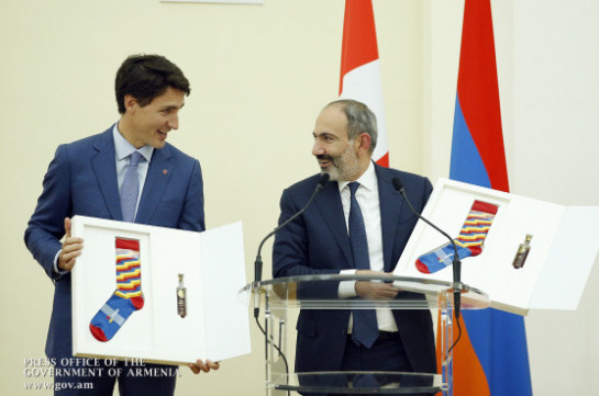 I am known for my selfies, Canadian PM for his socks: Armenia’s PM hands gift to Trudeau (photos)