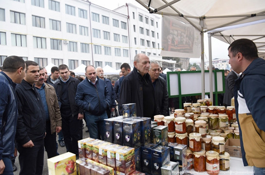 Президент Арцаха посетил организованную в Степанакерте ярмарку по случаю Дня работника сельского хозяйства