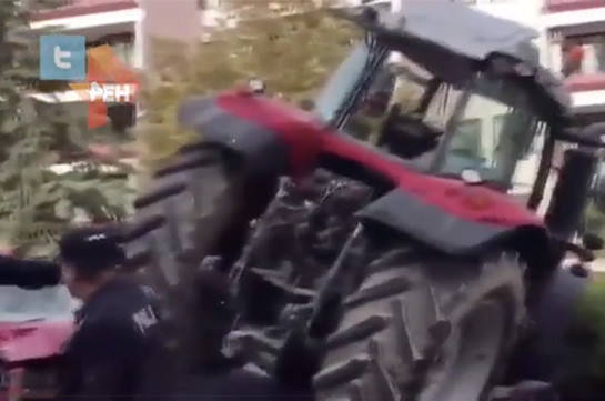 В Анкаре мужчина на тракторе пытался протаранить здание парламента (Видео)