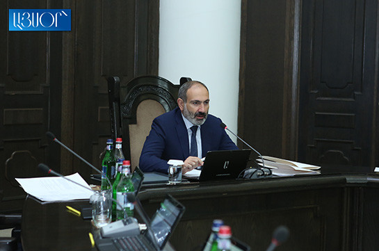Пашинян призвал неполитизированных членов правительства эффективно работать