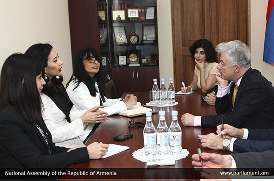 В парламенте обсуждались внутриполитические развития в Армении