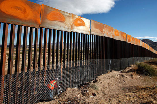 Мигранты прорвали стену около границы с Мексикой