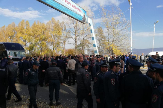 Relatives of detained police officers close Yerevan-Sevan road demanding their release, open after explanatory works