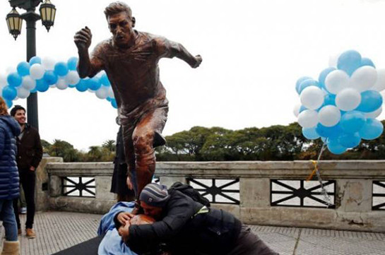 В Буэнос-Айресе открыли статую Диего Марадоны