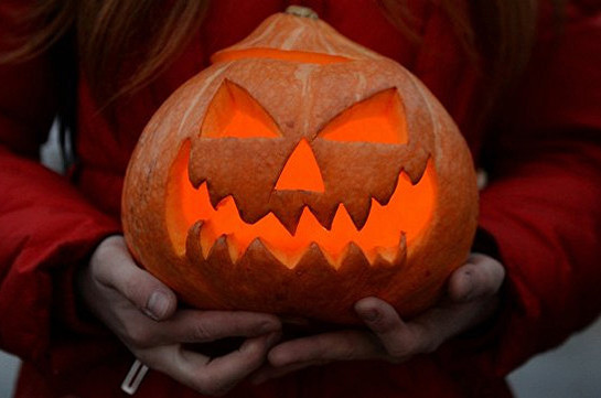 В США 11-летнюю девочку обвинили в подкладывании игл в конфеты на Хэллоуин