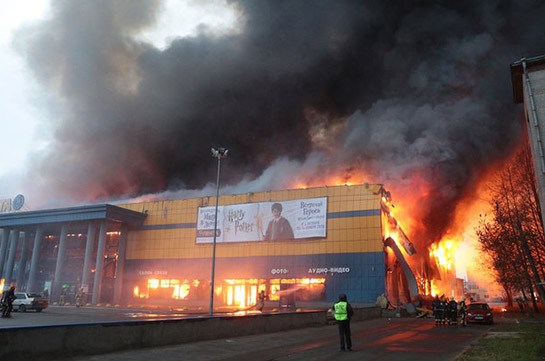 При пожаре в гипермаркете в Петербурге пострадал один человек