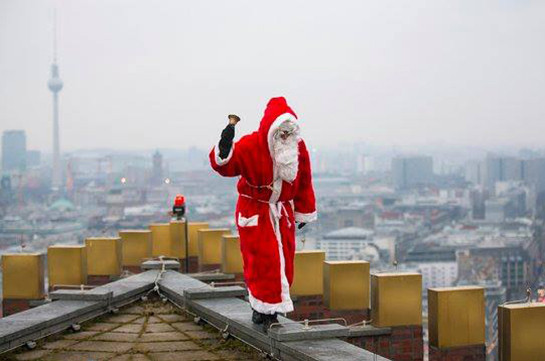 Дефицит Санта-Клаусов в Германии (Видео)