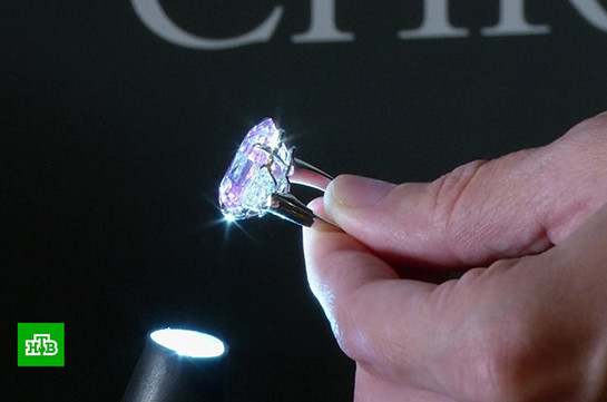 Розовый бриллиант стоимостью 50 млн долларов выставили на аукцион в Швейцарии (Видео)