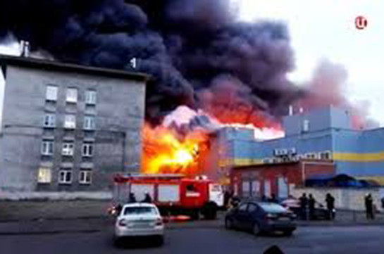 Появилось видео пожара в гипермаркете в Петербурге