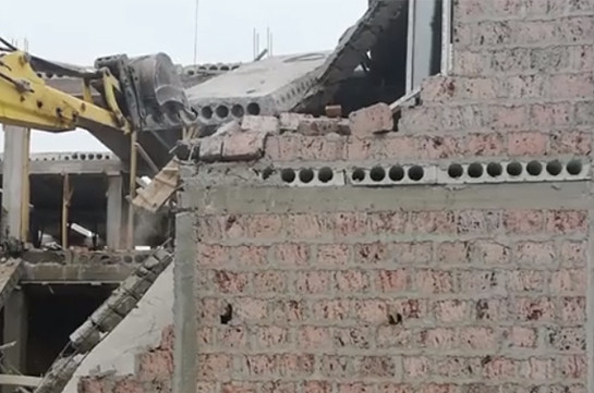 Նոր Նորքում քաղաքապետի որոշմամբ, ապօրինի կառուցված հսկայական շինություն է քանդվում (Տեսանյութ)