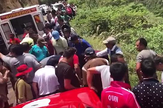 В Перу автобус с юношеской командой по футболу упал в пропасть
