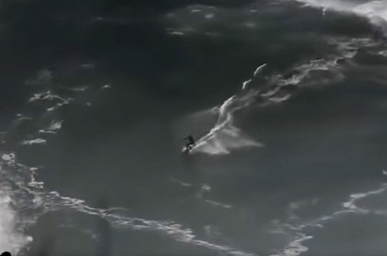 В Португалии серфера накрыла двадцатиметровая волна