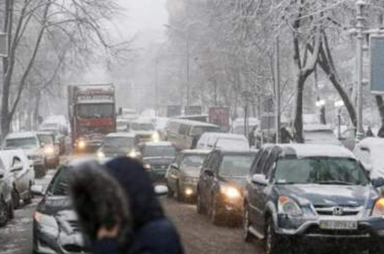 Снегопад в Киеве спровоцировал десятки ДТП
