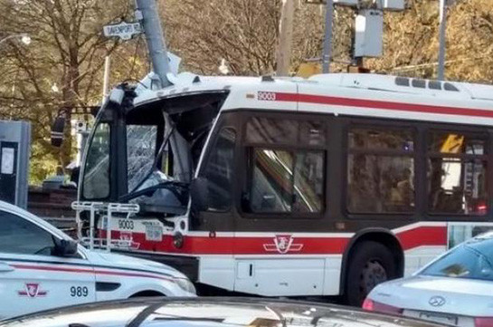 В Канаде в ДТП с автобусом пострадали 25 человек
