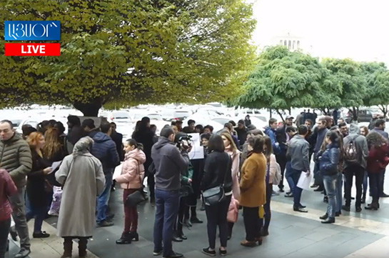В Ереване проходит акция протеста с требованием отставки главы Минобразования (Видео)